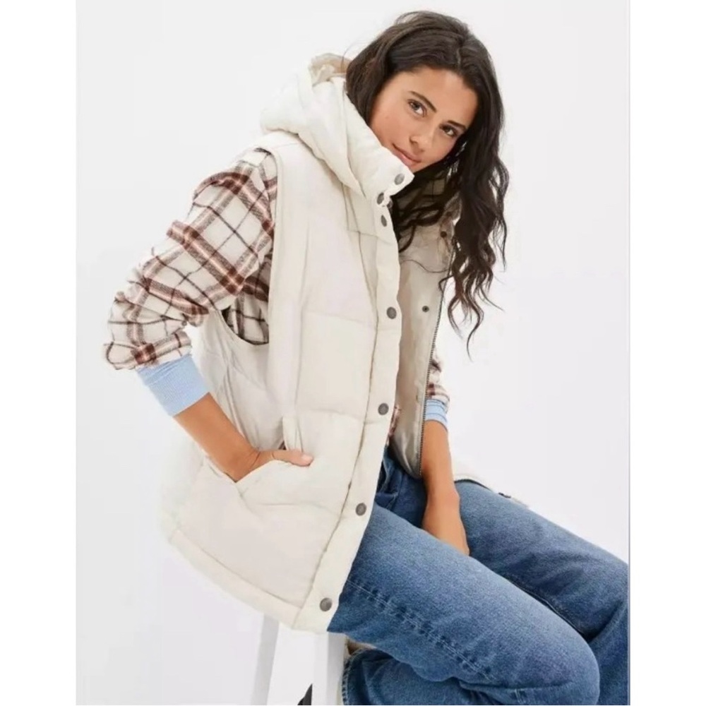 American Eagle Outfitters Women's White Puffer Vest